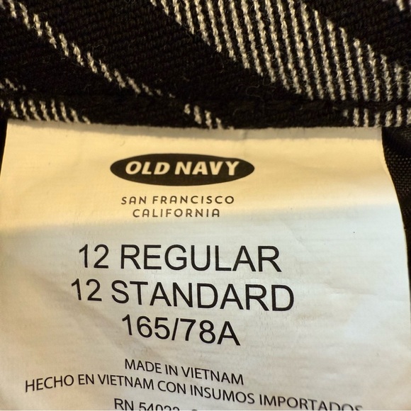 Old Navy Black and White Plaid Cropped Pants with Ankle Length Pixie - Picture 10 of 12